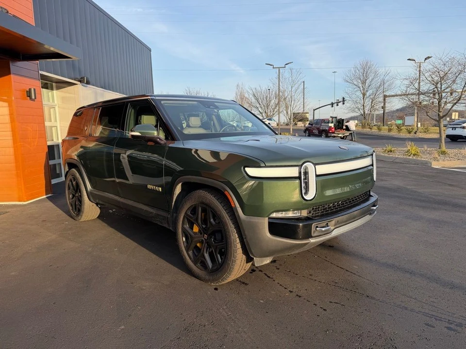 2023 Rivian R1S - Image 3 of 16