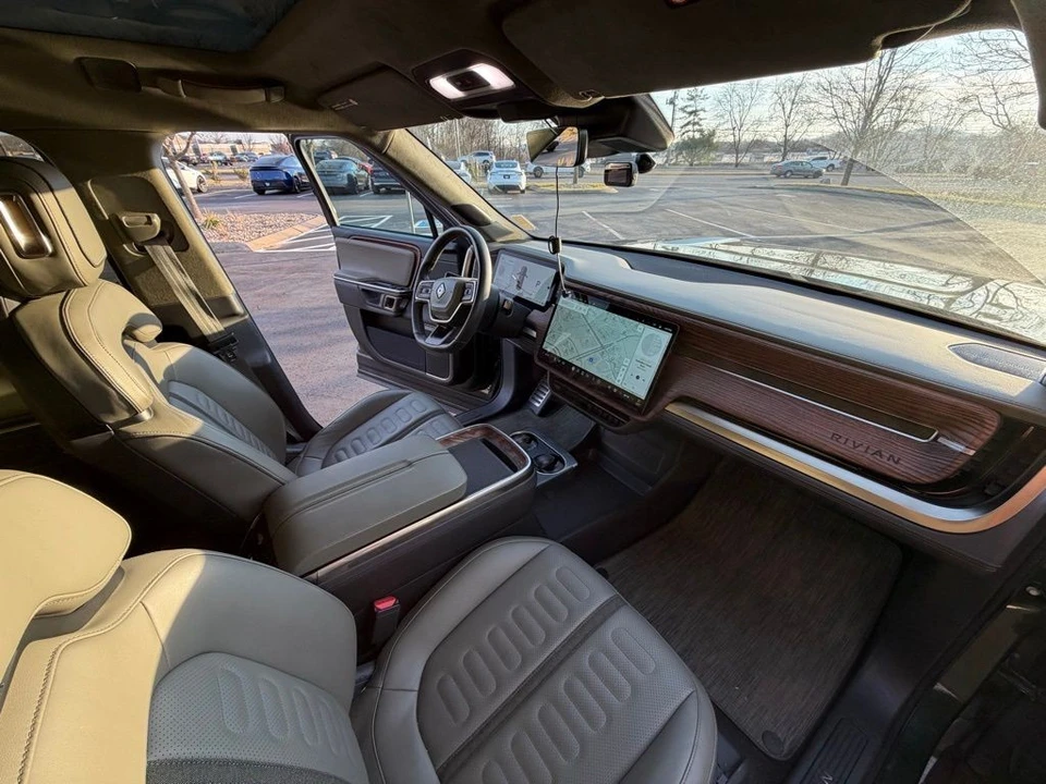 2023 Rivian R1S - Image 15 of 16
