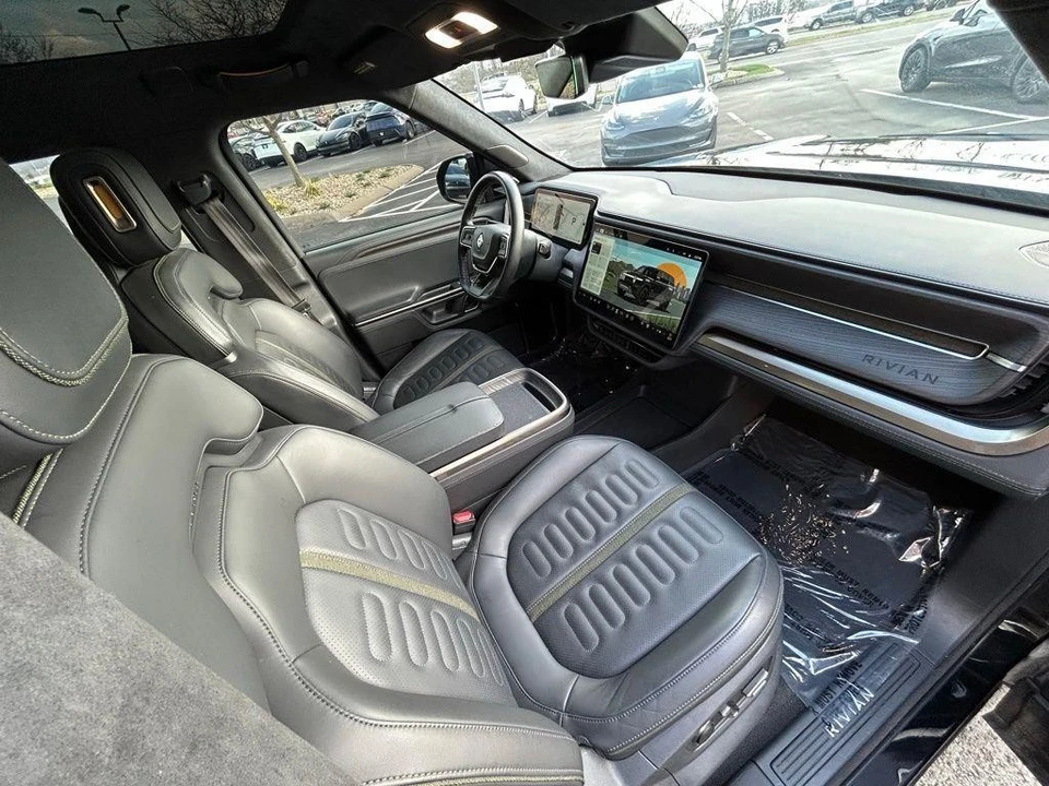 2023 Rivian R1S - Image 12 of 18