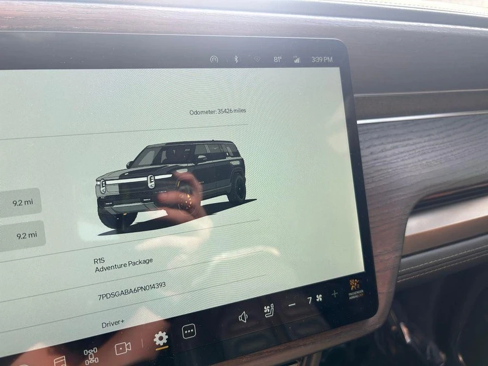 2023 Rivian R1S - Image 17 of 18