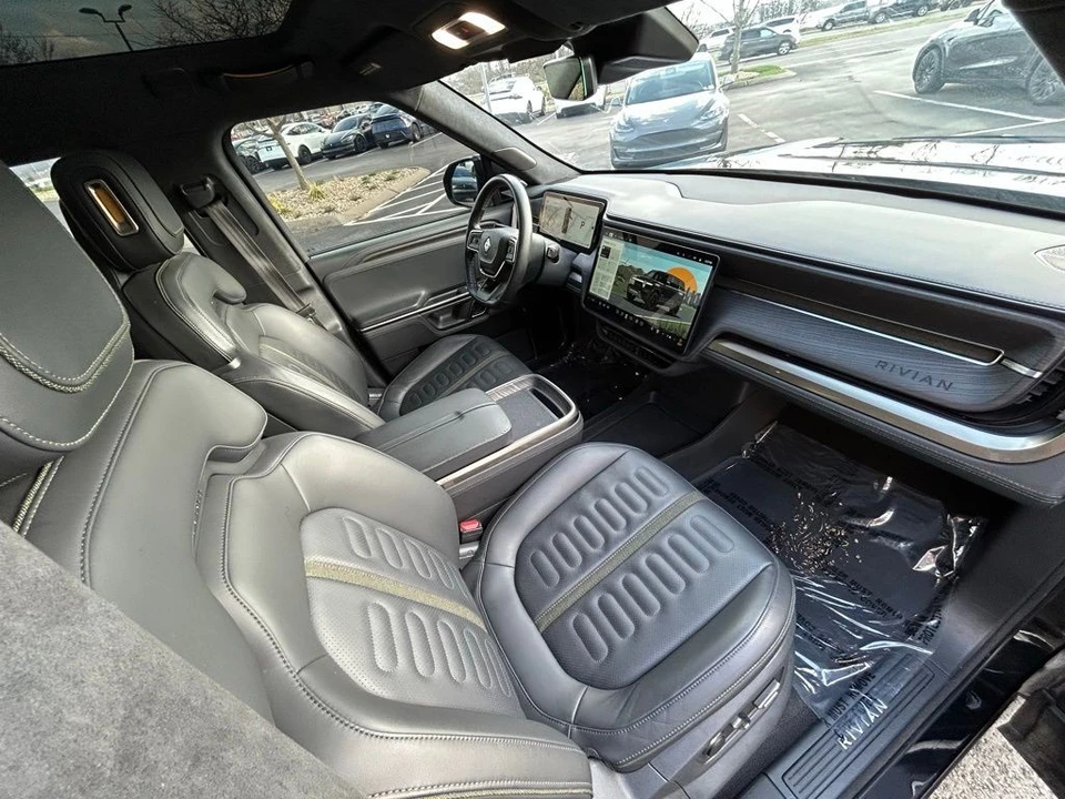 2023 Rivian R1S - Image 12 of 18