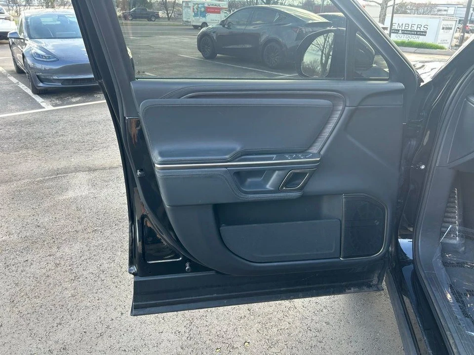 2023 Rivian R1S - Image 15 of 18