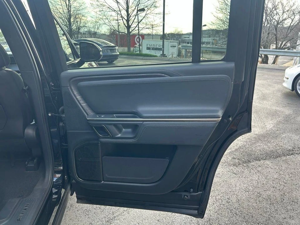 2023 Rivian R1S - Image 9 of 18