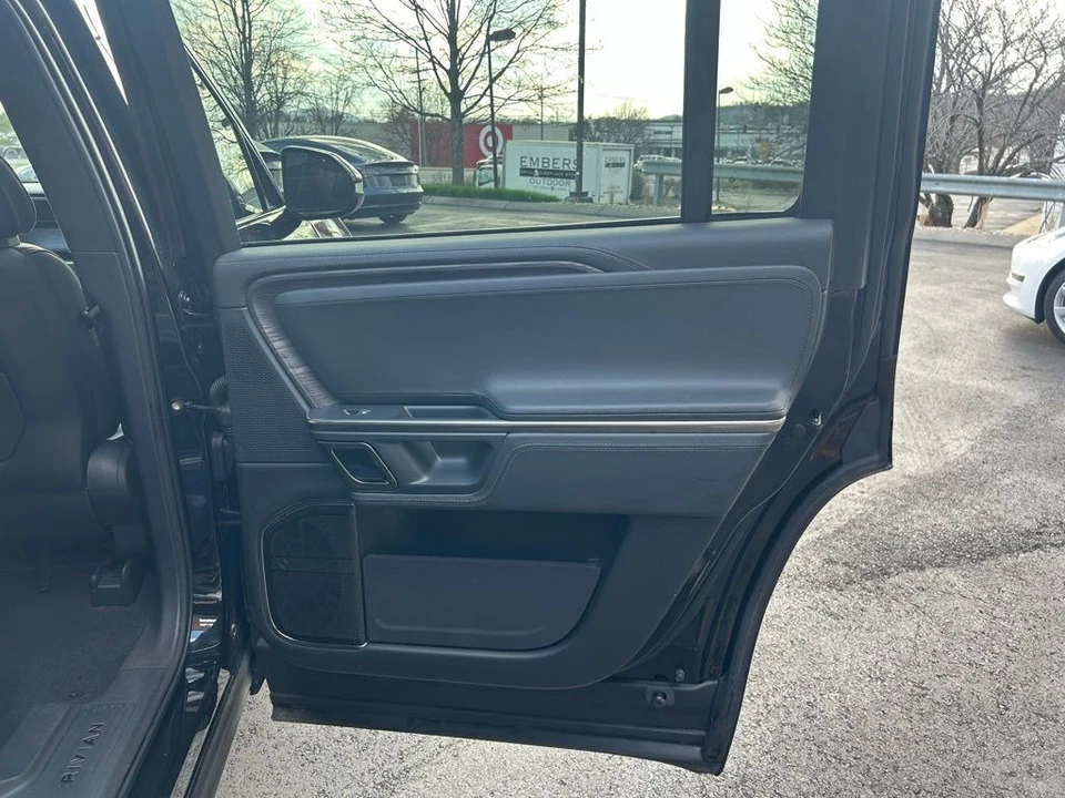 2023 Rivian R1S - Image 9 of 18