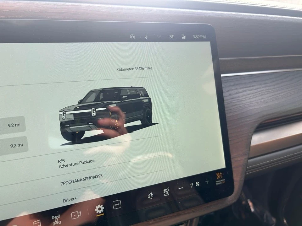 2023 Rivian R1S - Image 17 of 18