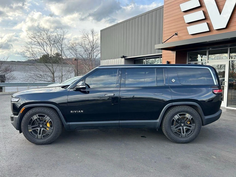 2023 Rivian R1S - Image 5 of 18