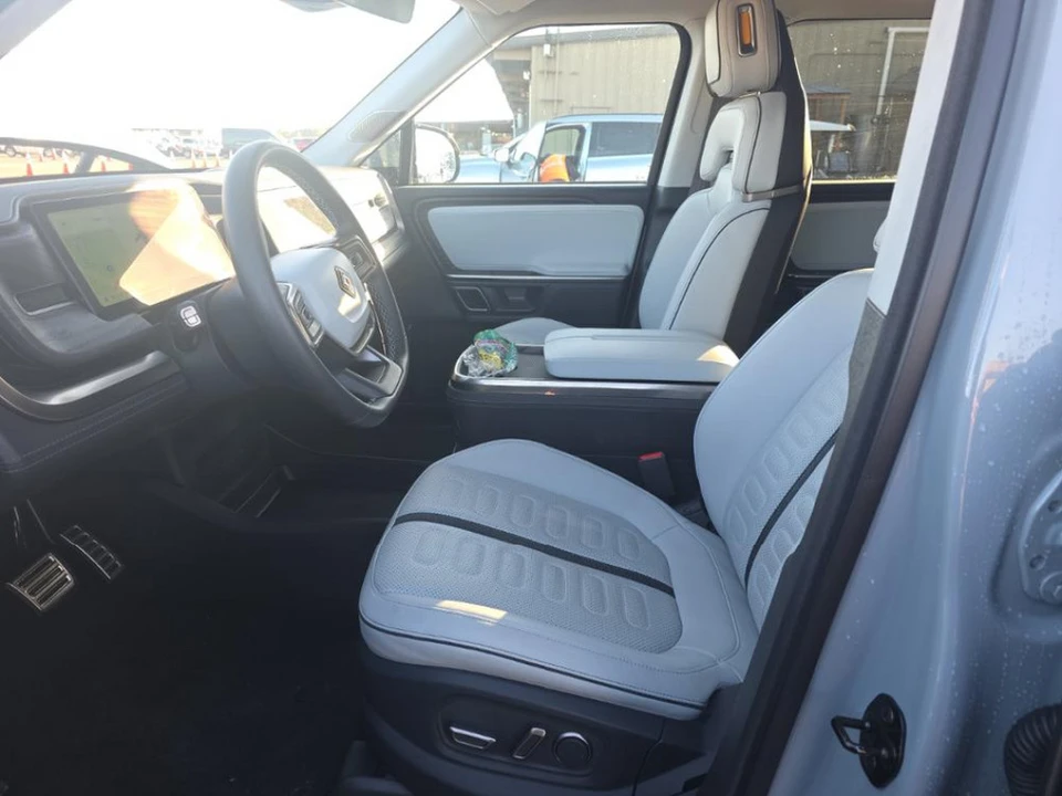 2023 Rivian R1S - Image 5 of 7
