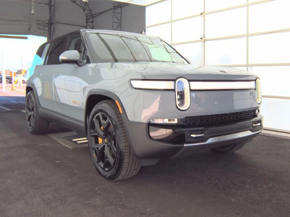 2023 Rivian R1S - Image 2 of 7