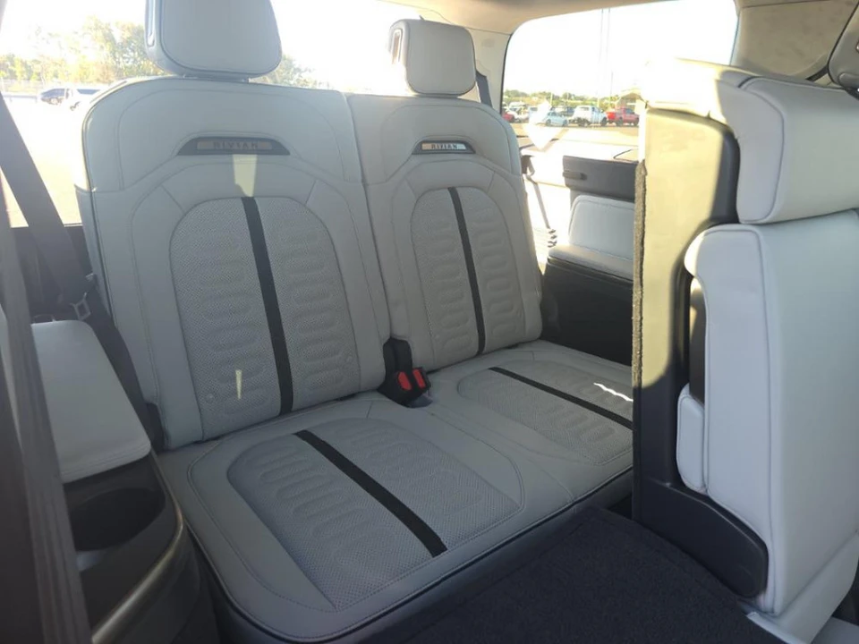 2023 Rivian R1S - Image 7 of 7