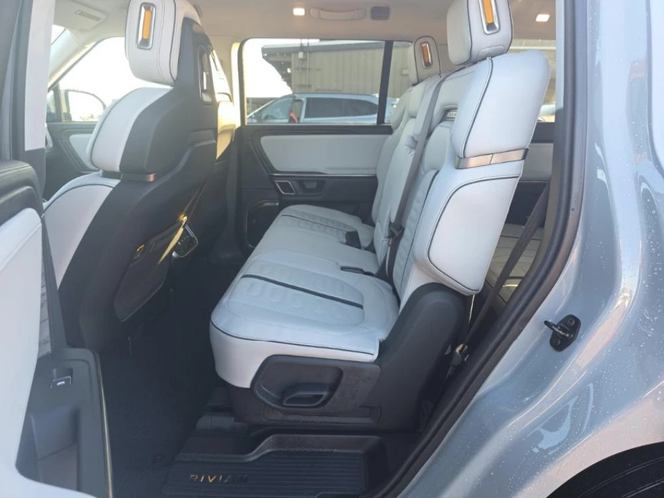 2023 Rivian R1S - Image 6 of 7