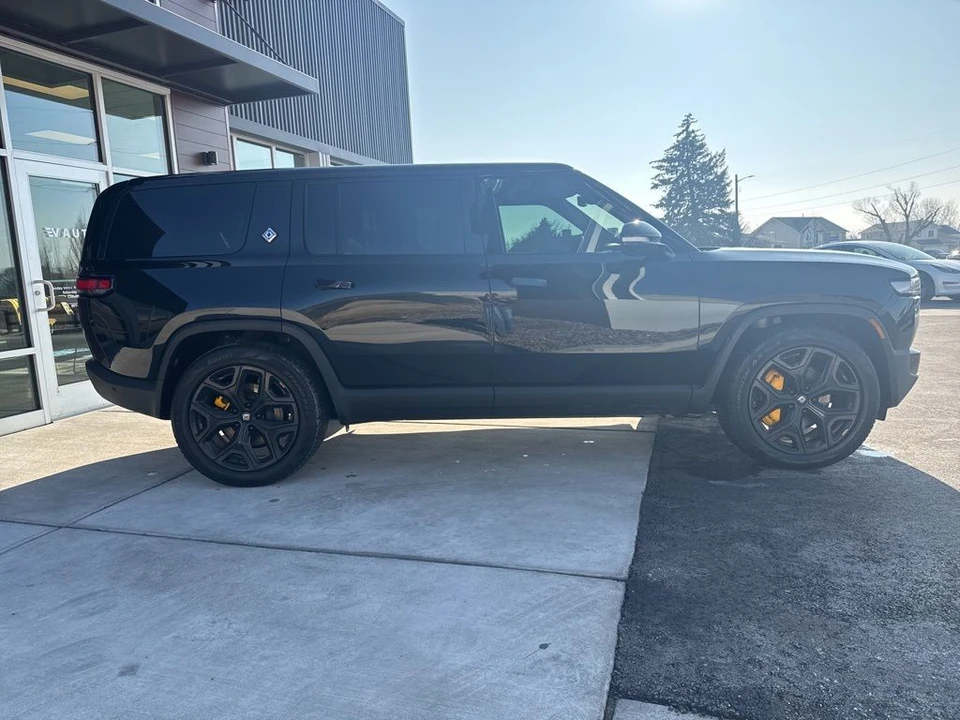 2023 Rivian R1S - Image 8 of 9