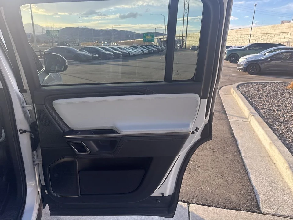 2023 Rivian R1S - Image 20 of 21
