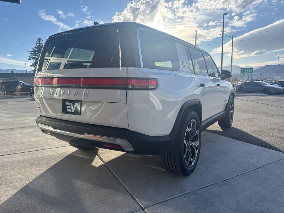 2023 Rivian R1S - Image 8 of 21