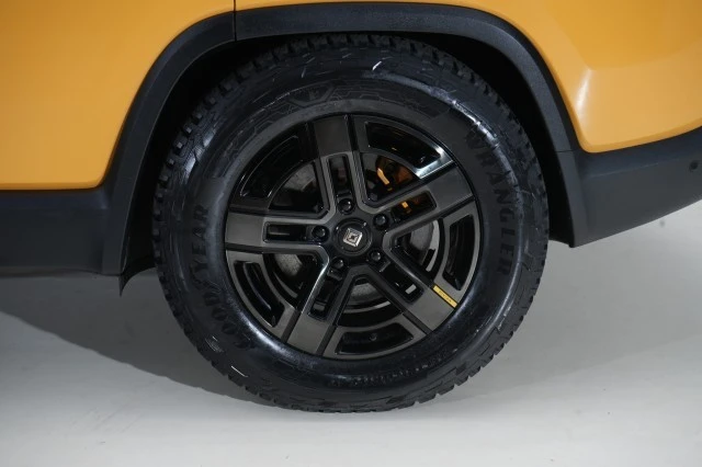 2023 Rivian R1S - Image 18 of 21