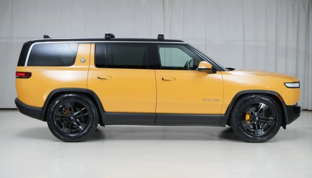 2023 Rivian R1S - Image 9 of 21