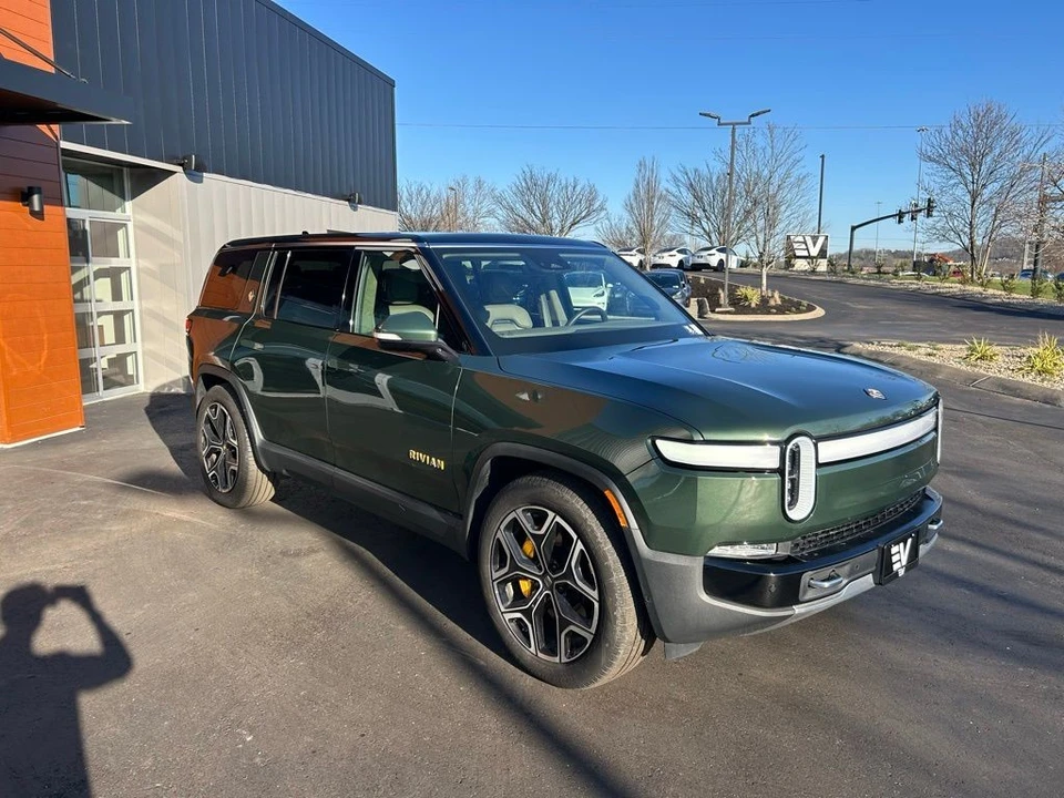 2023 Rivian R1S - Image 3 of 5