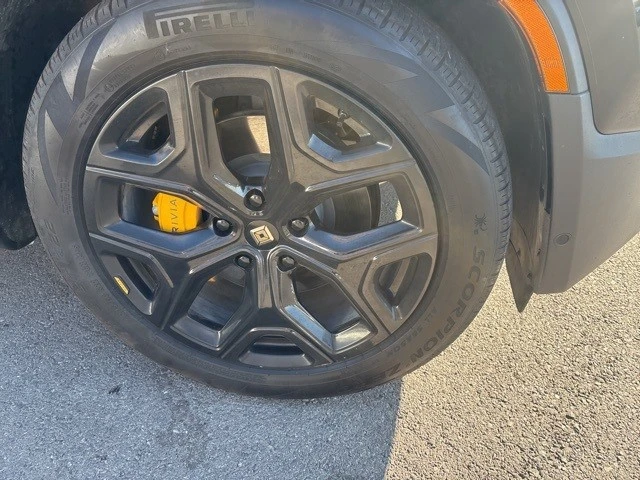 2023 Rivian R1S - Image 9 of 21