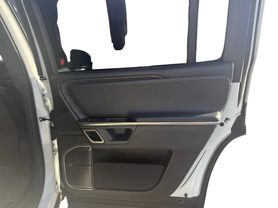 2023 Rivian R1S - Image 18 of 21