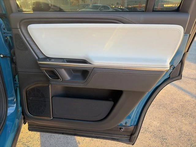 2023 Rivian R1S - Image 20 of 21