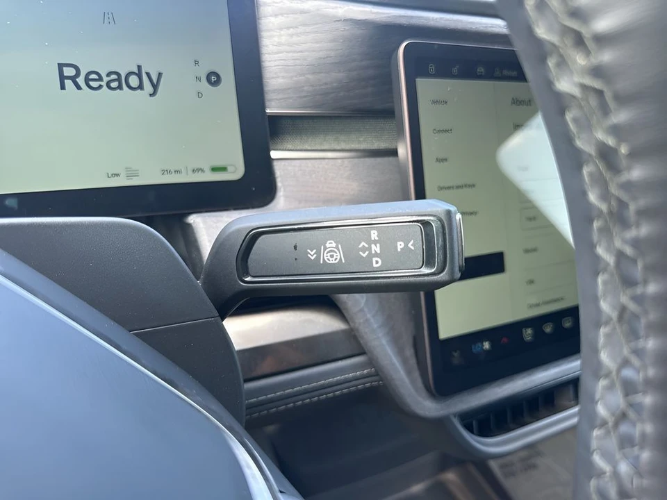 2023 Rivian R1S - Image 19 of 21