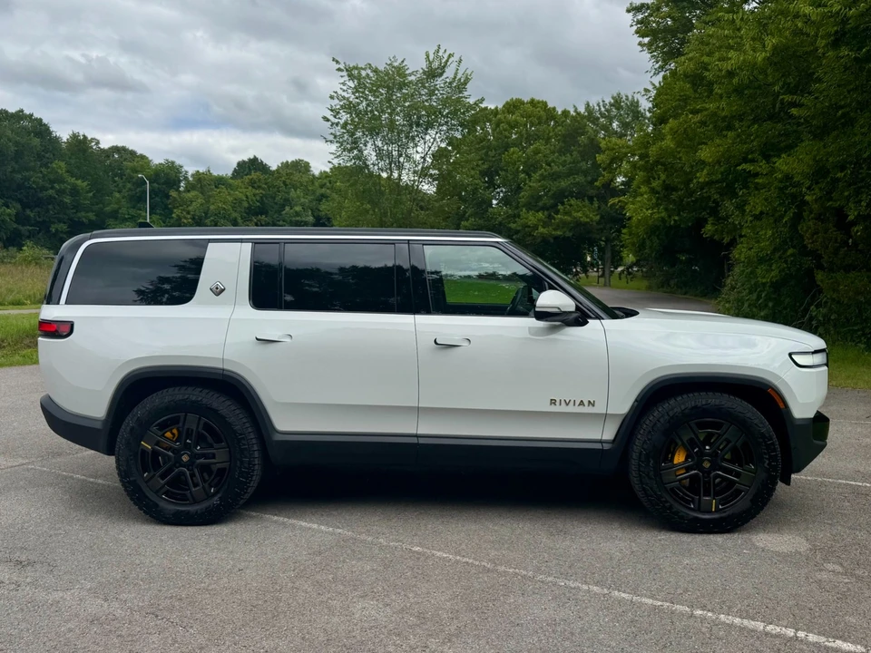 2023 Rivian R1S - Image 8 of 12