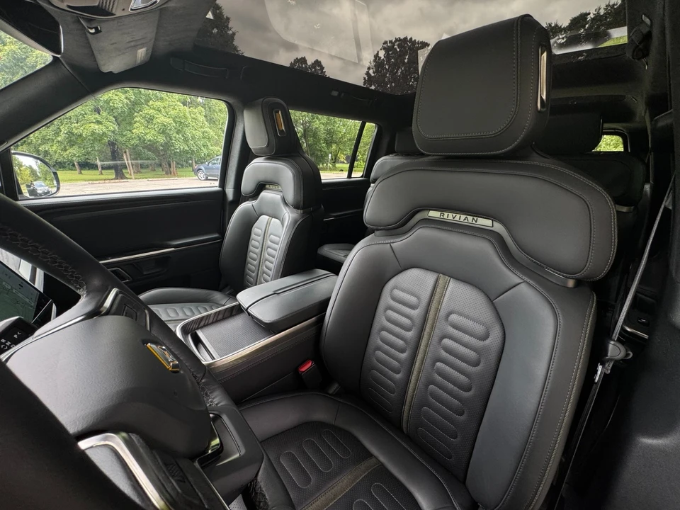 2023 Rivian R1S - Image 11 of 12