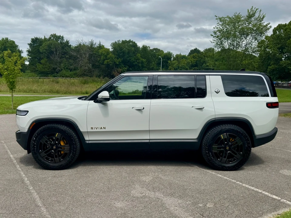 2023 Rivian R1S - Image 7 of 12