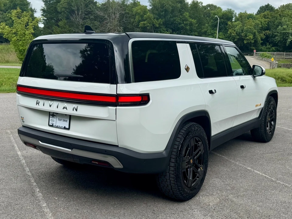 2023 Rivian R1S - Image 3 of 12