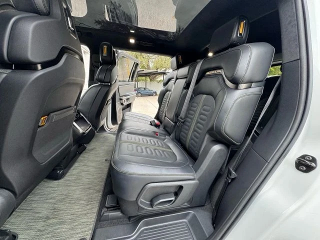 2023 Rivian R1S - Image 19 of 21