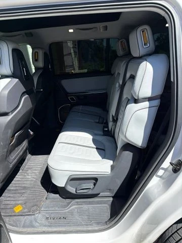2023 Rivian R1S - Image 7 of 8