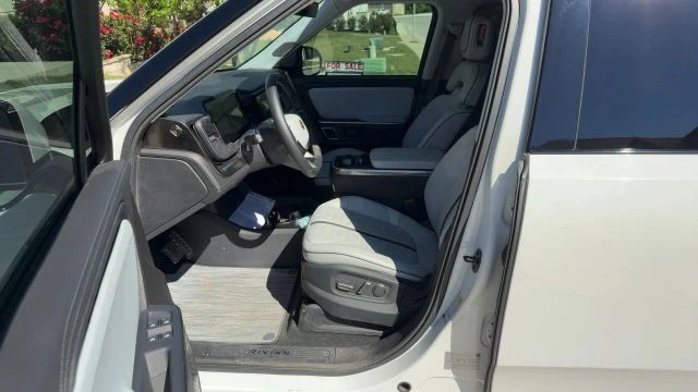 2023 Rivian R1S - Image 2 of 8