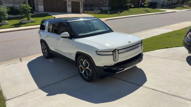 2023 Rivian R1S - Image 3 of 8