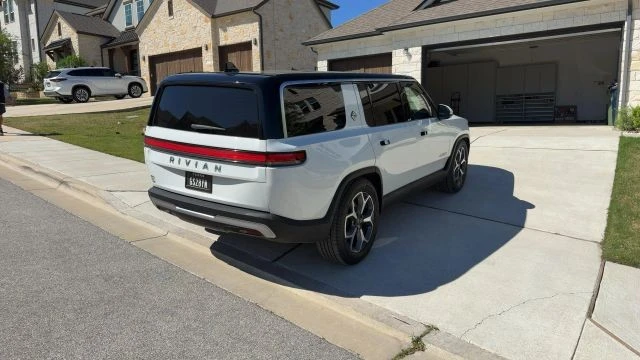 2023 Rivian R1S - Image 4 of 8