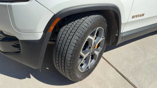 2023 Rivian R1S - Image 6 of 8