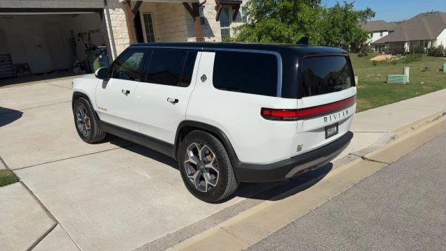 2023 Rivian R1S - Image 5 of 8