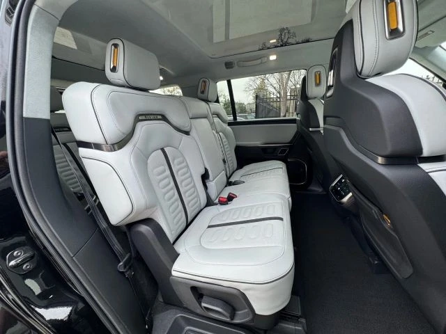 2023 Rivian R1S - Image 18 of 21
