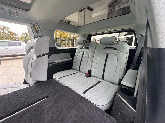 2023 Rivian R1S - Image 20 of 21
