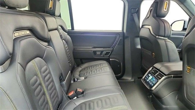 2023 Rivian R1S - Image 6 of 7