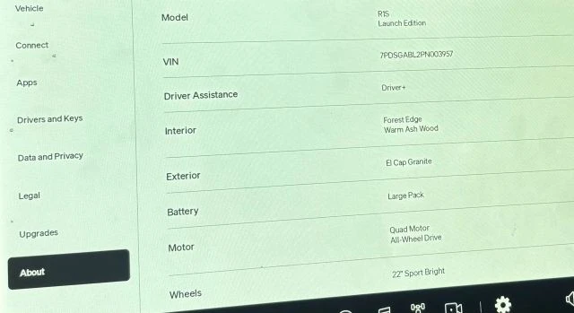 2023 Rivian R1S - Image 15 of 15