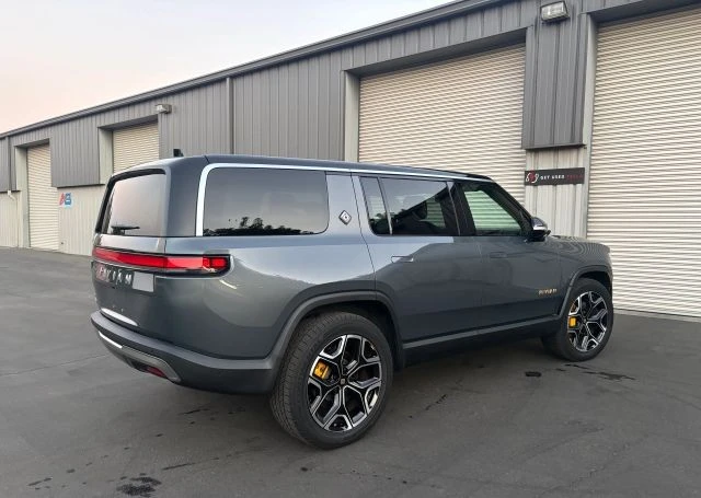 2023 Rivian R1S - Image 8 of 15