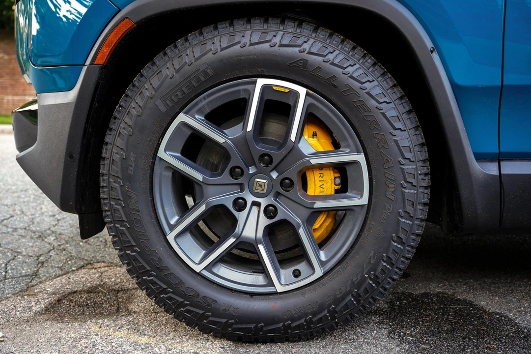 2023 Rivian R1S - Image 10 of 21
