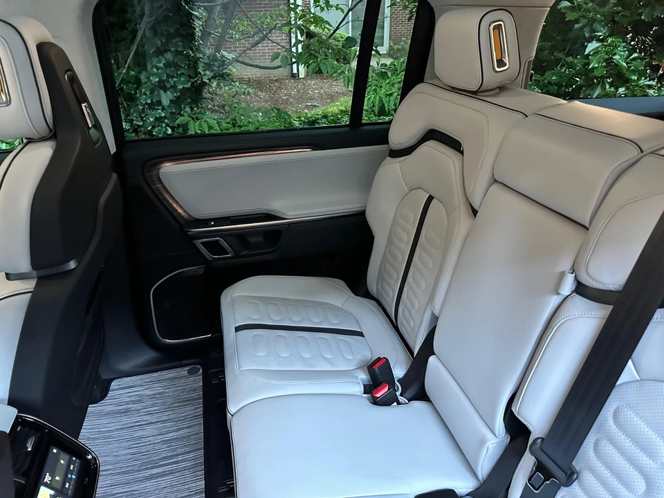 2023 Rivian R1S - Image 20 of 21