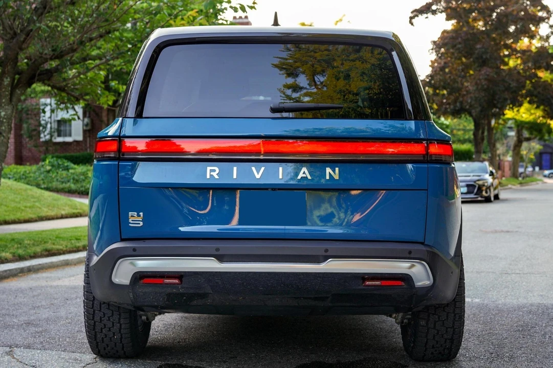 2023 Rivian R1S - Image 5 of 21