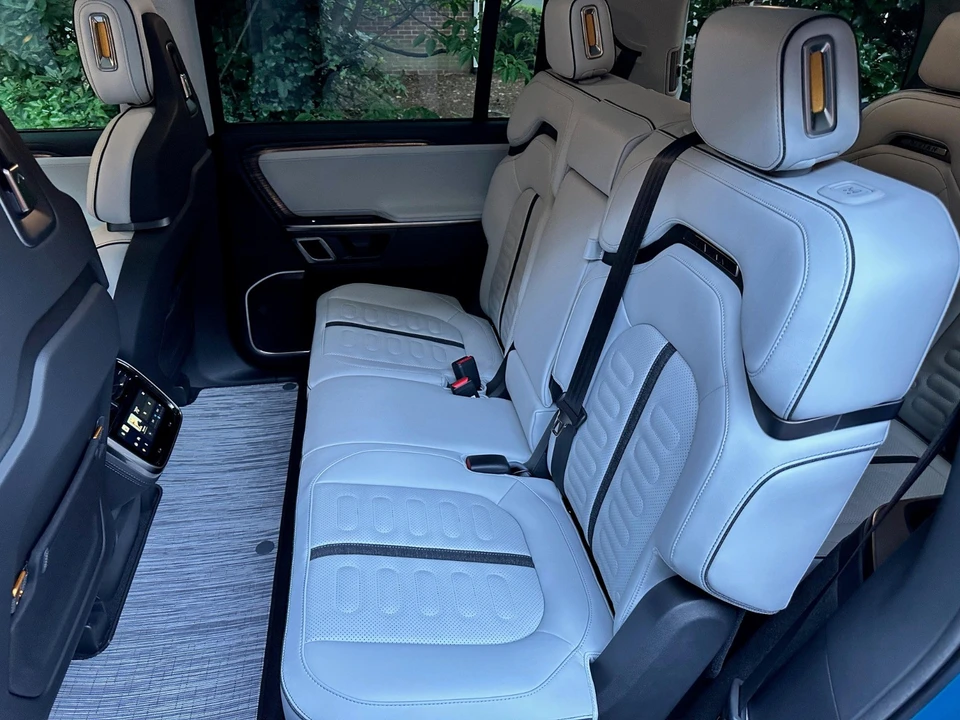 2023 Rivian R1S - Image 19 of 21