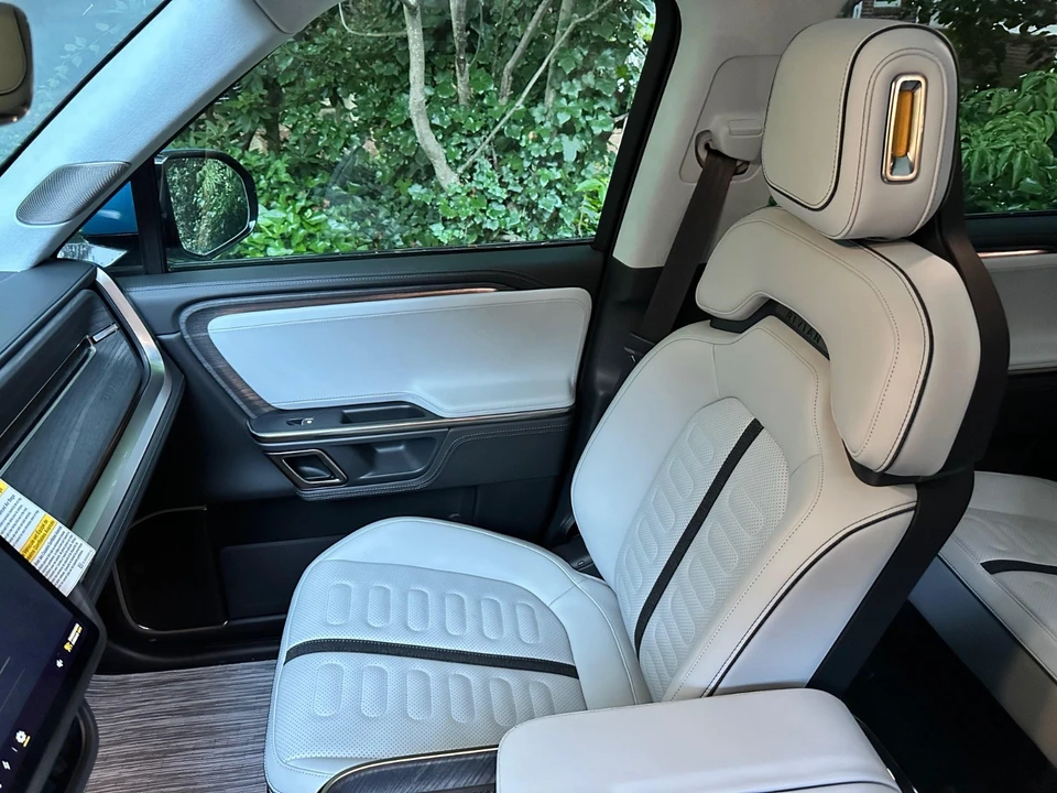 2023 Rivian R1S - Image 15 of 21