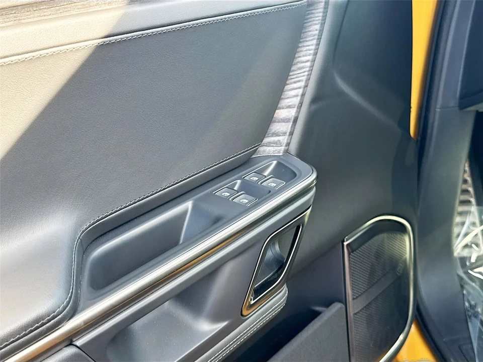 2023 Rivian R1S - Image 15 of 21