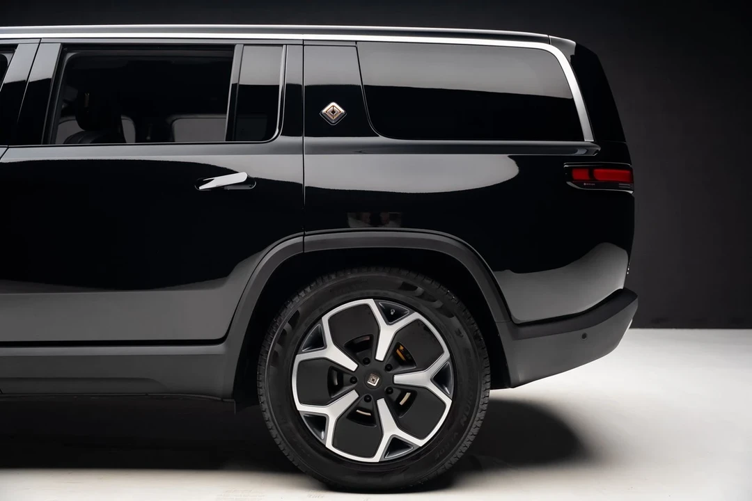 2023 Rivian R1S - Image 19 of 21