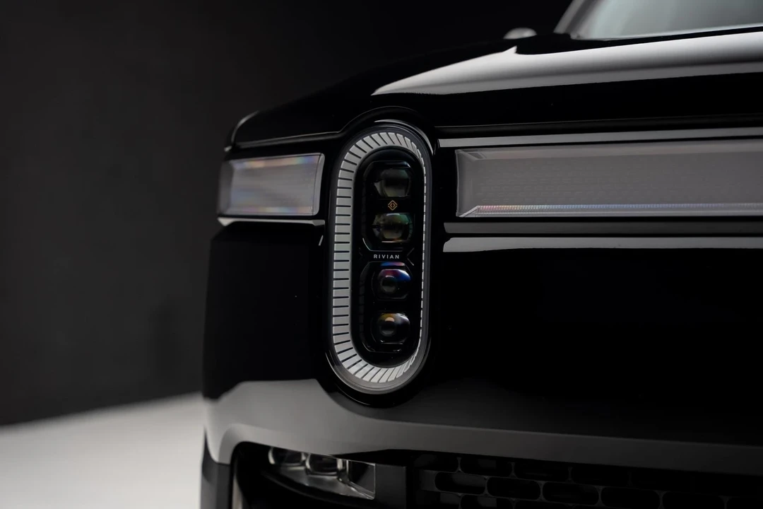 2023 Rivian R1S - Image 8 of 21