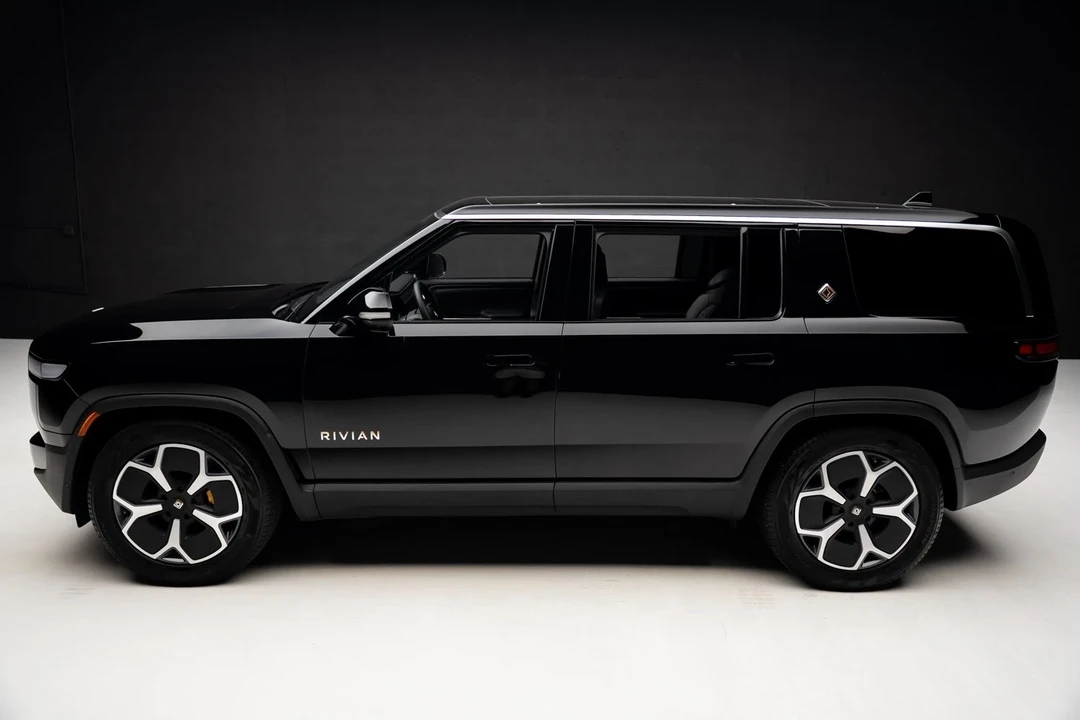 2023 Rivian R1S - Image 15 of 21