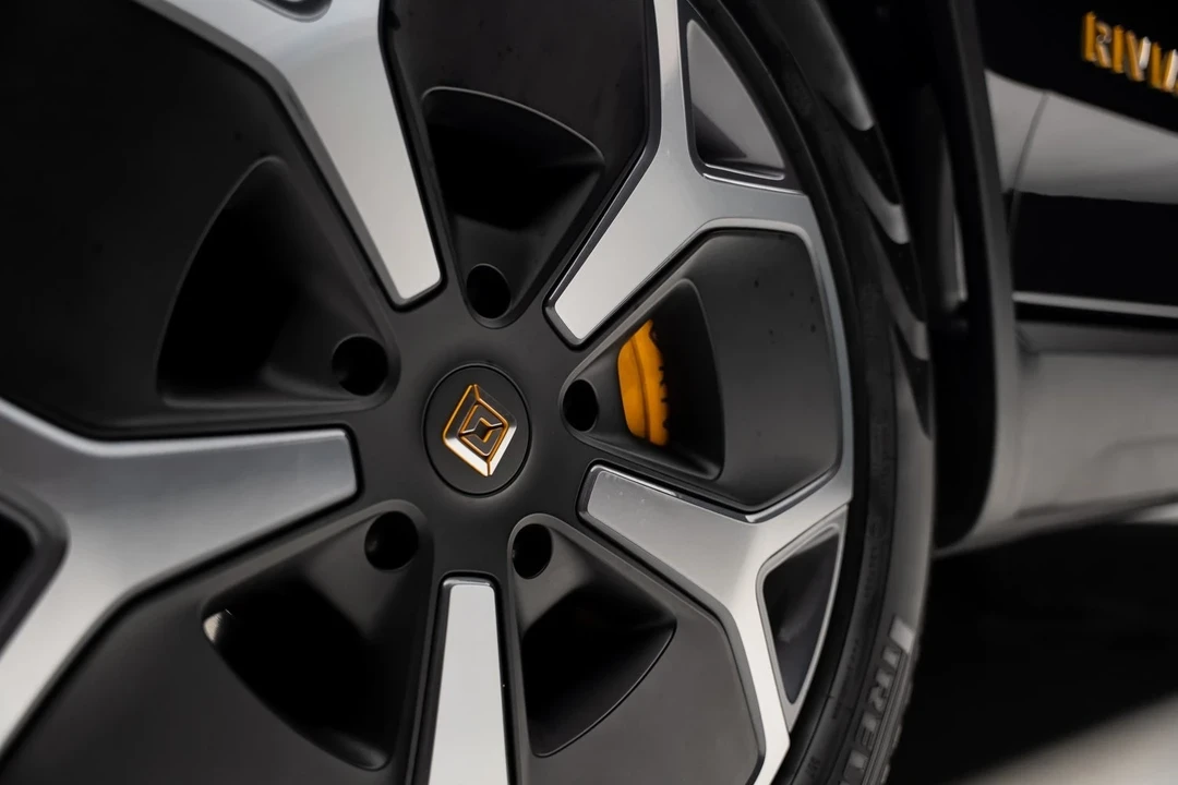 2023 Rivian R1S - Image 21 of 21